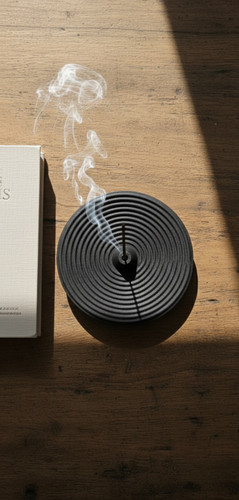 جاعودی مشکی طرح کهکشان از جنس سنگ مصنوعی روی میز چوبی با دود اود